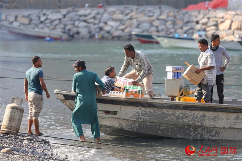 當(dāng)?shù)厝藗冊(cè)谶\(yùn)送生活物資。人民網(wǎng) 塔里克·易卜拉欣攝