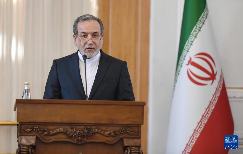 2月25日，在伊朗德黑蘭，伊朗外交部長阿拉格齊出席聯(lián)合新聞發(fā)布會。新華社記者 沙達(dá)提 攝