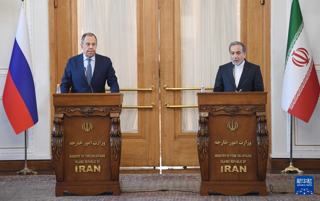 2月25日，在伊朗德黑蘭，伊朗外交部長阿拉格齊（右）與俄羅斯外長拉夫羅夫出席聯(lián)合新聞發(fā)布會。新華社記者 沙達(dá)提 攝