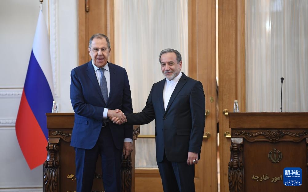 2月25日，在伊朗德黑蘭，伊朗外交部長阿拉格齊（右）與俄羅斯外長拉夫羅夫出席聯(lián)合新聞發(fā)布會。新華社記者 沙達(dá)提 攝