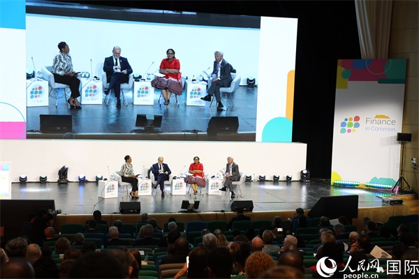 第5屆“共同金融”峰會在南非開普敦國際會議中心開幕。圖為峰會開幕式現(xiàn)場。人民網(wǎng)記者戴楷然攝