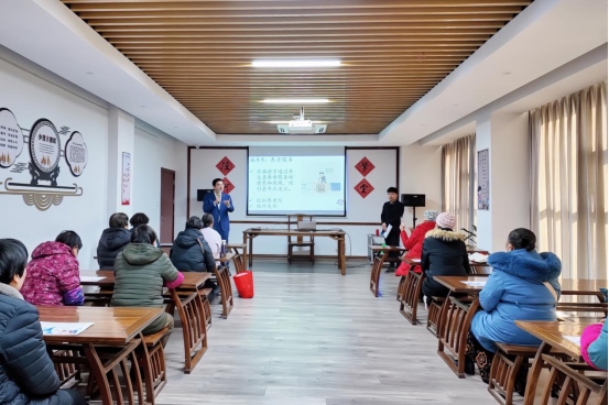 實踐支隊隊員在涇河村進(jìn)行反詐宣講。學(xué)校供圖