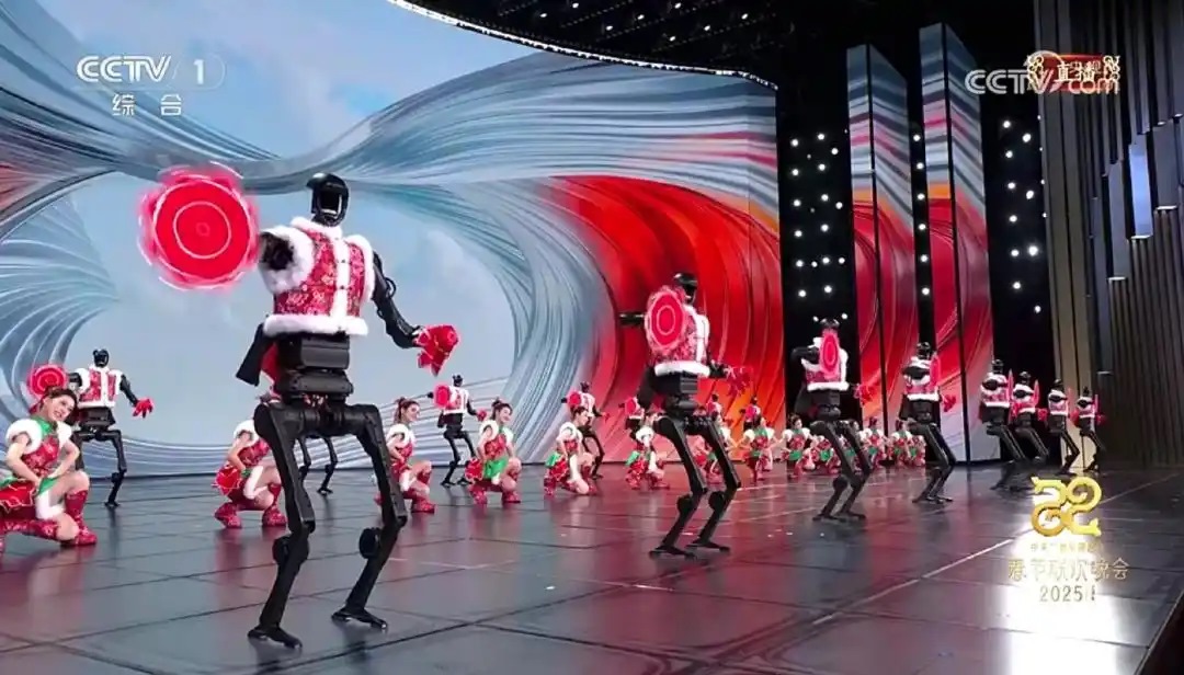 △今年春晚，宇樹科技人形機器人身穿東北特色的花棉襖扭秧歌，呈現(xiàn)出全新視覺效果。