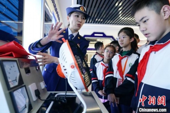 圖為學(xué)生們參觀道里區(qū)消防救援大隊(duì)消防科普體驗(yàn)館內(nèi)電器火災(zāi)演示實(shí)驗(yàn)臺(tái)。中新社記者 趙宇航 攝