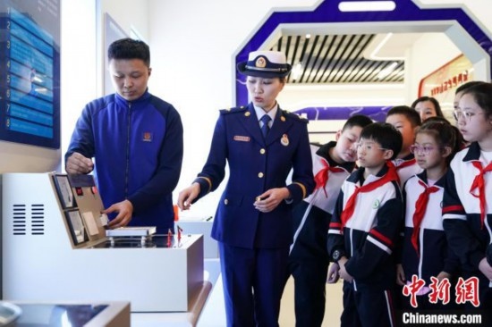 圖為學(xué)生們參觀道里區(qū)消防救援大隊(duì)消防科普體驗(yàn)館內(nèi)電器火災(zāi)演示實(shí)驗(yàn)臺(tái)。中新社記者 趙宇航 攝