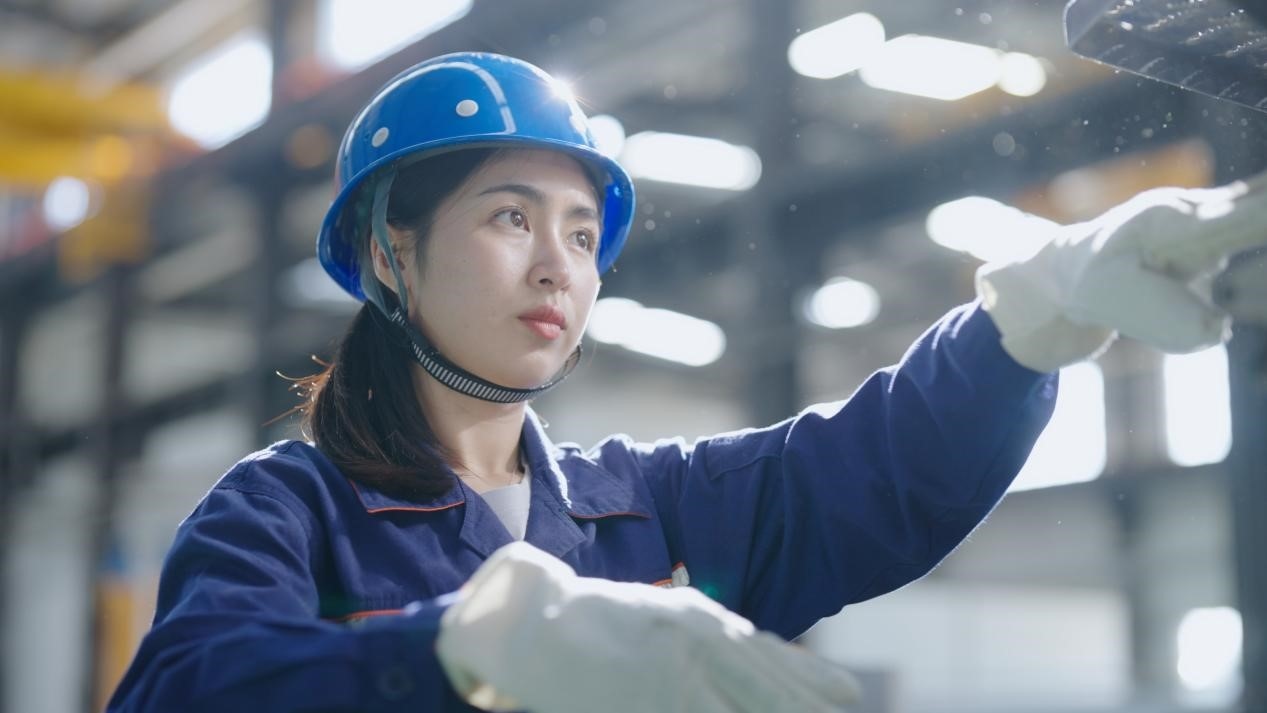 老中鐵路有限公司萬(wàn)象運(yùn)營(yíng)管理中心機(jī)輛車(chē)間希達(dá)在工作中。老中鐵路有限公司供圖