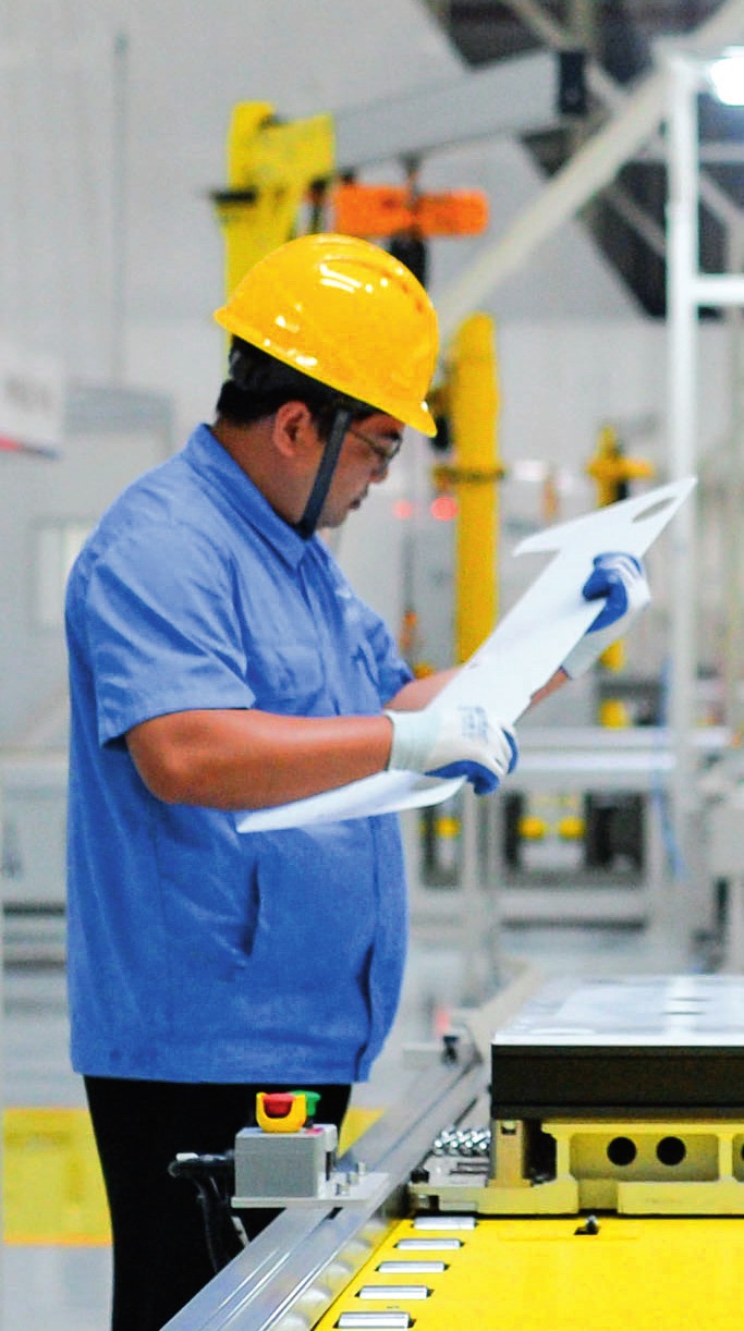 工人在位于廣東珠海的緯景儲(chǔ)能珠?！俺珿工廠(chǎng)”工作（2024年5月19日攝）。李任滋攝/本刊