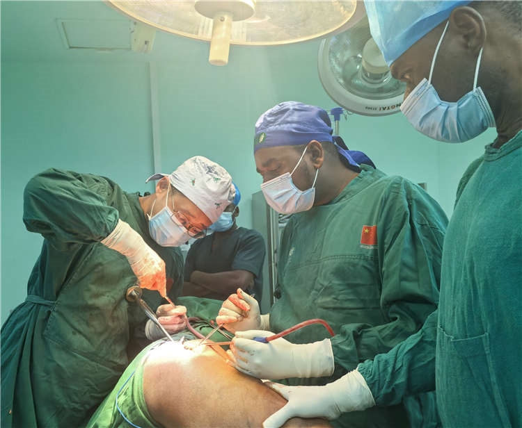 王磊醫(yī)師手術(shù)中。中國援桑醫(yī)療隊(duì)供圖