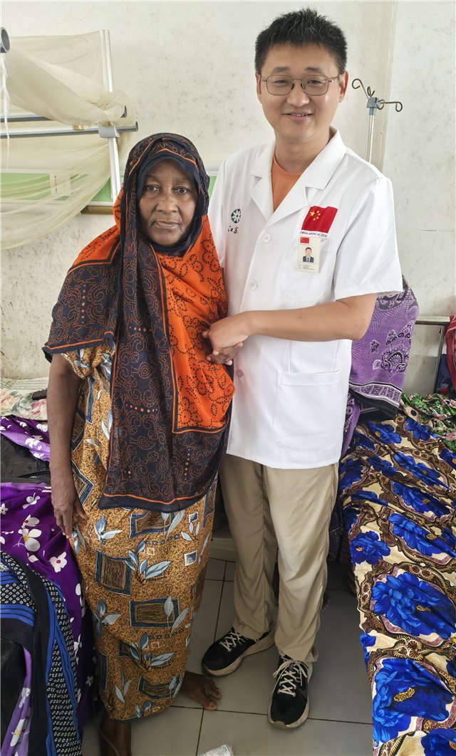 術(shù)后第二天患者即能站立。中國援桑醫(yī)療隊(duì)供圖