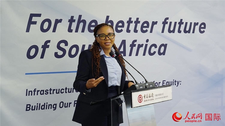 馬塞莫拉女士詳細(xì)介紹了南非政府在基礎(chǔ)設(shè)施建設(shè)方面的最新規(guī)劃和社會公益項目。人民網(wǎng) 劉暢攝