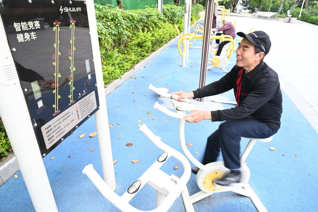 2023年4月24日，市民在福州市鼓樓區(qū)西河智慧體育公園使用智能競賽健身車。新華社記者 林善傳 攝