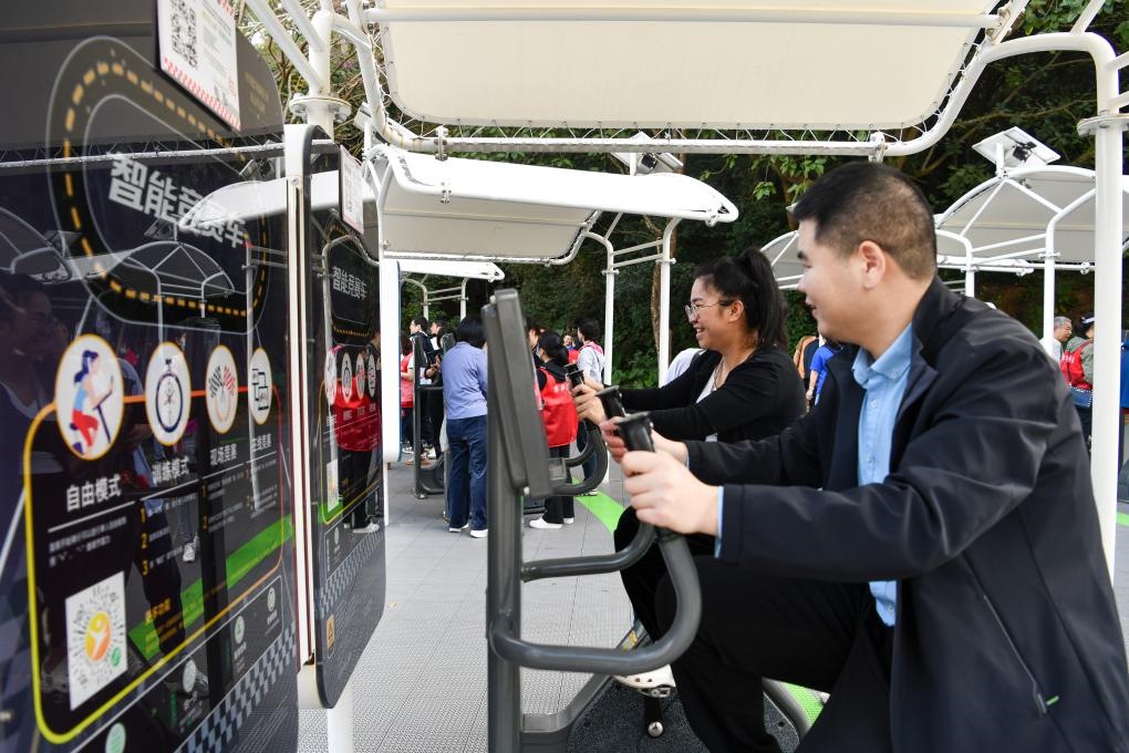 2024年1月20日，市民在蓮花山公園西區(qū)室外智能健身房參加競賽活動。當(dāng)日，深圳市室外智能健身競賽活動舉行。新華社記者 梁旭 攝