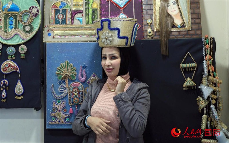 設(shè)計師展示亞述國王同款王冠。人民網(wǎng)伊納斯·易卜拉欣攝