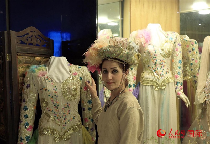 設(shè)計師展示阿拉伯阿巴斯王朝時期王冠。人民網(wǎng)伊納斯·易卜拉欣攝