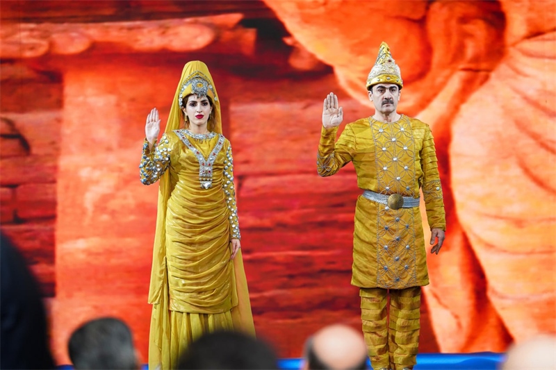 伊拉克時尚館舉辦的時裝展上，模特展示亞述時期服飾。伊拉克時尚館供圖