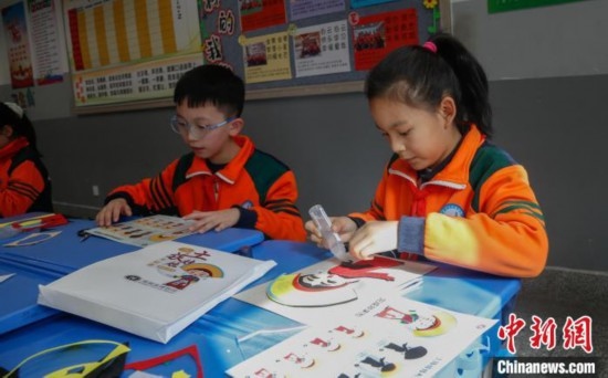 圖為學(xué)生參與“土族娃娃布貼畫(huà)”社教課。中新社記者 馬銘言 攝