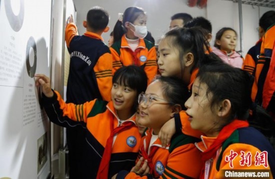 圖為學(xué)生參觀青海省博物館“1+3”主題流動(dòng)展覽，了解在青海喇家遺址出土的齊家文化 · 玉三璜聯(lián)璧。中新社記者 馬銘言 攝