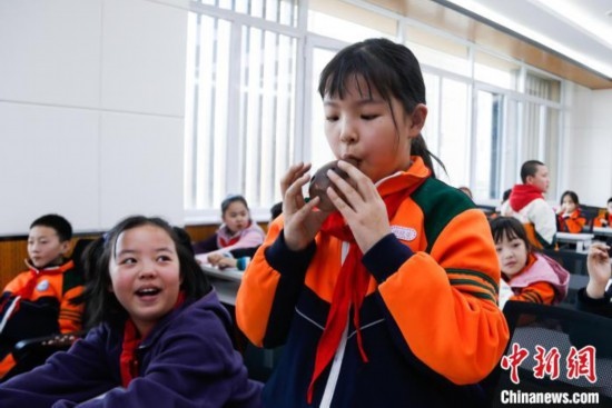 圖為學(xué)生在“國(guó)寶音樂(lè)會(huì)”社教課中體驗(yàn)吹陶塤。中新社記者 馬銘言 攝