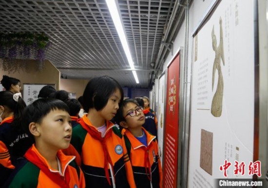 圖為學(xué)生參觀青海省博物館“1+3”主題流動(dòng)展覽，了解木舞俑。中新社記者 馬銘言 攝