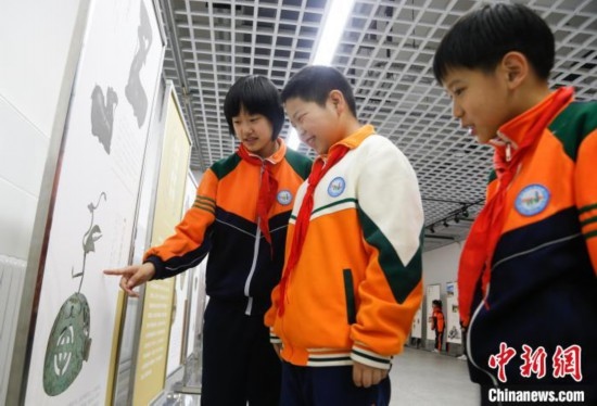 圖為學(xué)生了解出土于青海省西寧市大通回族土族自治縣的漢代鸞鳳銅熏爐蓋。中新社記者 馬銘言 攝