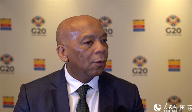 南非電力與能源部長洛西恩佐·拉莫豪帕接受人民網(wǎng)南非公司記者采訪。人民網(wǎng) 劉暢攝