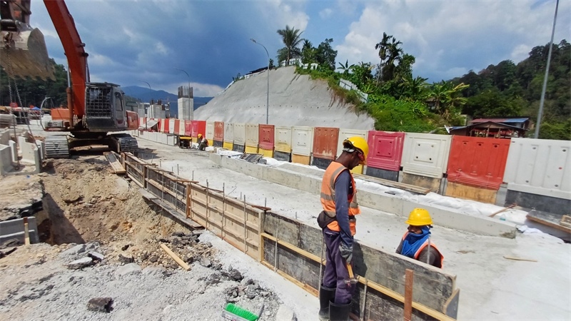 施工現(xiàn)場。 鄧騰亮攝