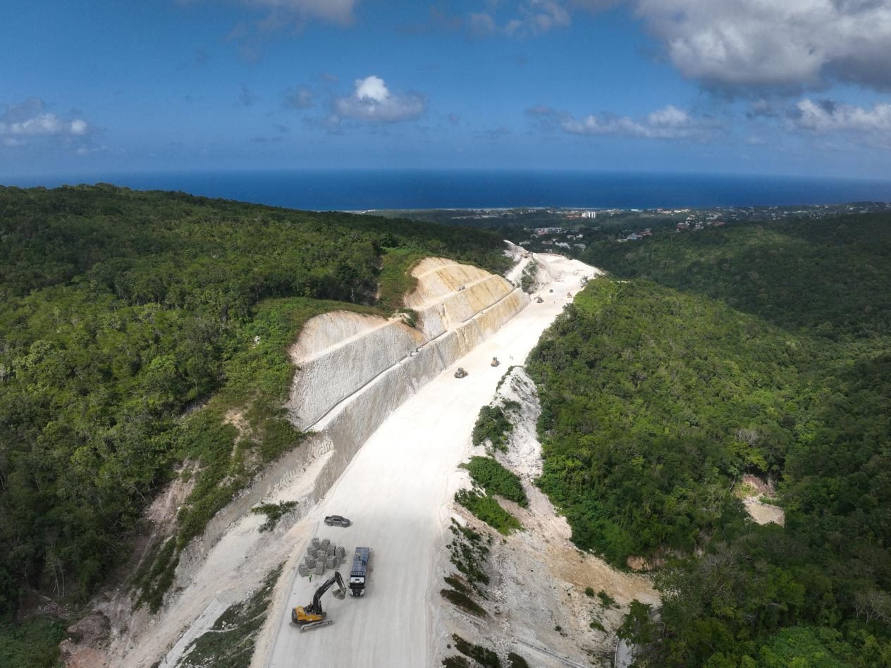 圖為中企承建的牙買(mǎi)加蒙特哥貝繞城路項(xiàng)目基層試驗(yàn)段正在進(jìn)行攤鋪和碾壓施工，相關(guān)施工工作已于近日順利完成。中國(guó)港灣美洲區(qū)域公司供圖