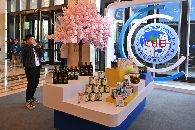 參會嘉賓在“進博會走進湖北”活動主題推介會展區(qū)拍攝。人民網(wǎng)記者 翁奇羽攝