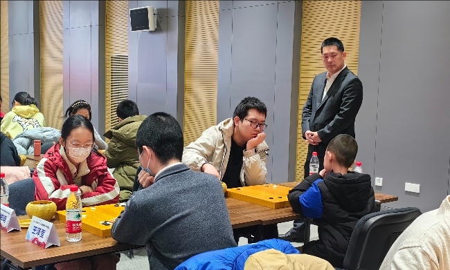 常昊觀戰(zhàn)年輕棋手們比賽。人民網記者 李乃妍攝
