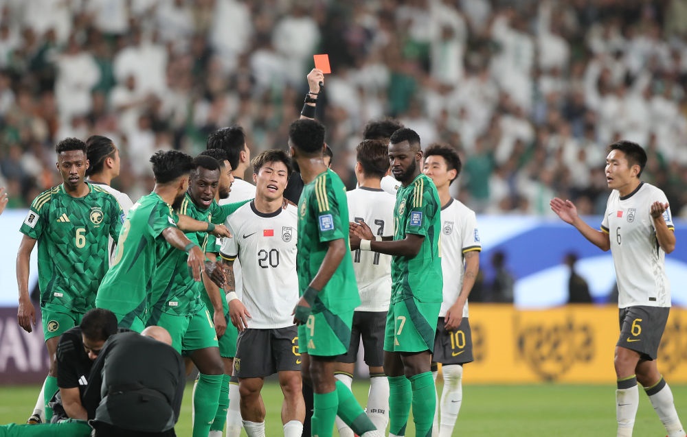 3月20日，主裁判向中國(guó)隊(duì)球員林良銘出示紅牌。新華社記者 王東震 攝