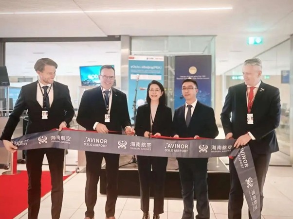 中國駐挪威大使侯悅（中）出席海航奧斯陸—北京直航開航儀式。中國駐挪威大使館供圖