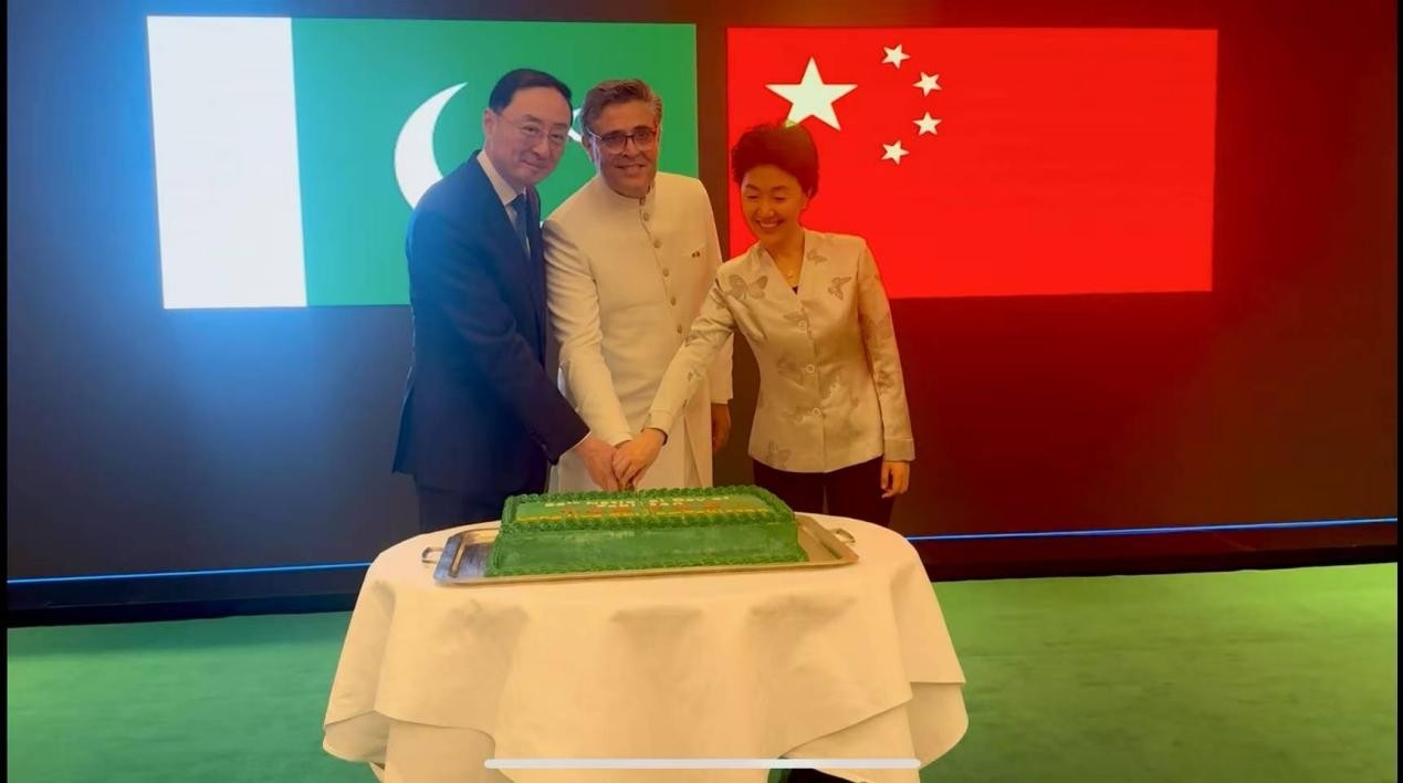 外交部副部長孫衛(wèi)東（左）、巴基斯坦駐華大使卡里爾·哈什米（中）、中聯(lián)部副部長孫海燕（右）共切蛋糕。巴基斯坦駐華大使館供圖