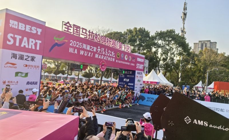 參賽選手沖出起跑線。 人民網(wǎng)記者 楊磊攝