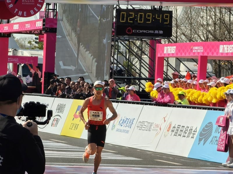 楊紹輝通過比賽終點。 人民網(wǎng)記者 楊磊攝