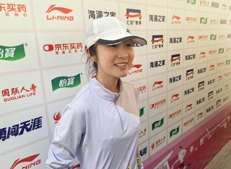 徐冰潔賽后接受采訪。 人民網(wǎng)記者 楊磊攝