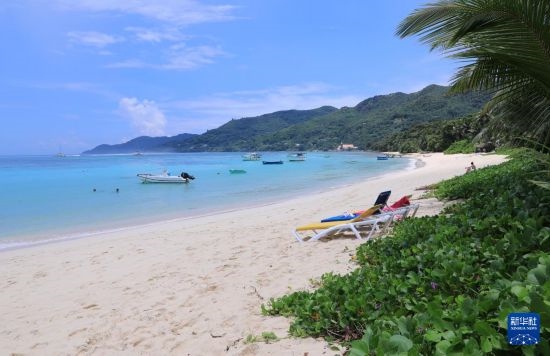 3月19日，游客在塞舌爾馬埃島海邊休閑。新華社記者 董江輝 攝