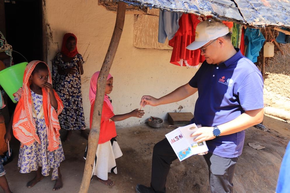 專家組向村民發(fā)放健康教育手冊和健康教育用品。專家組供圖