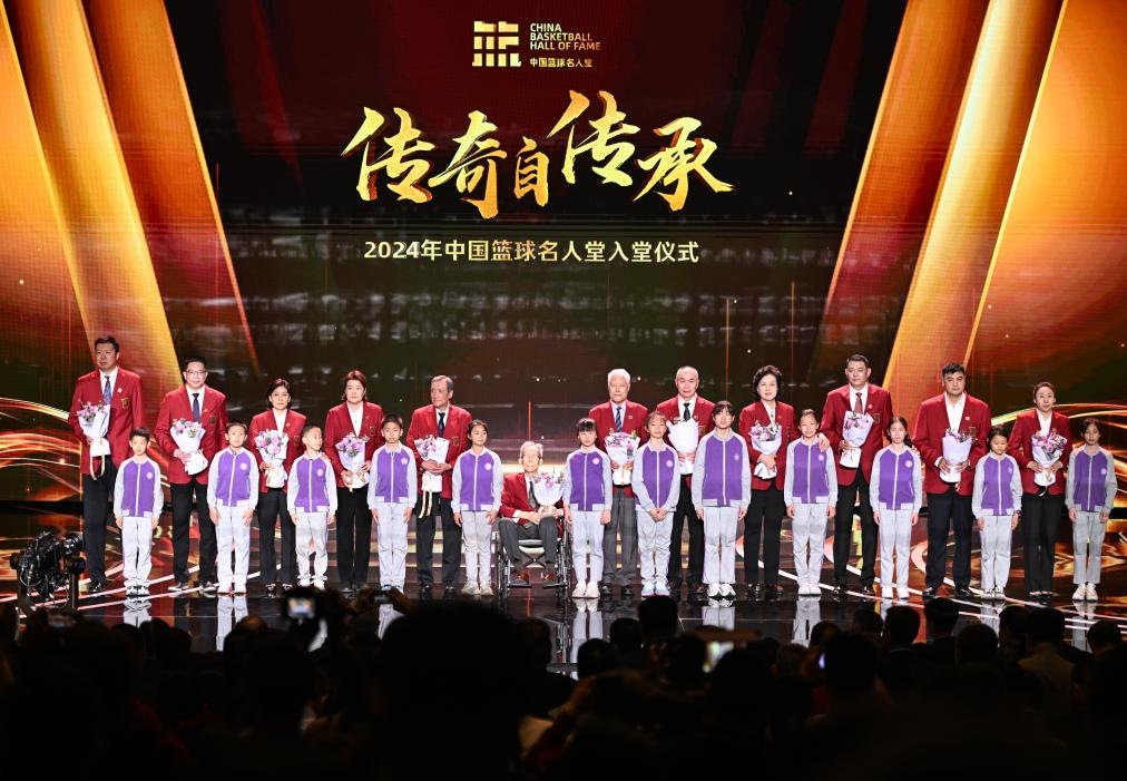 3月23日，在場的各屆中國籃球名人堂入堂人物在入堂儀式上合影留念。新華社記者 陳鐘昊 攝