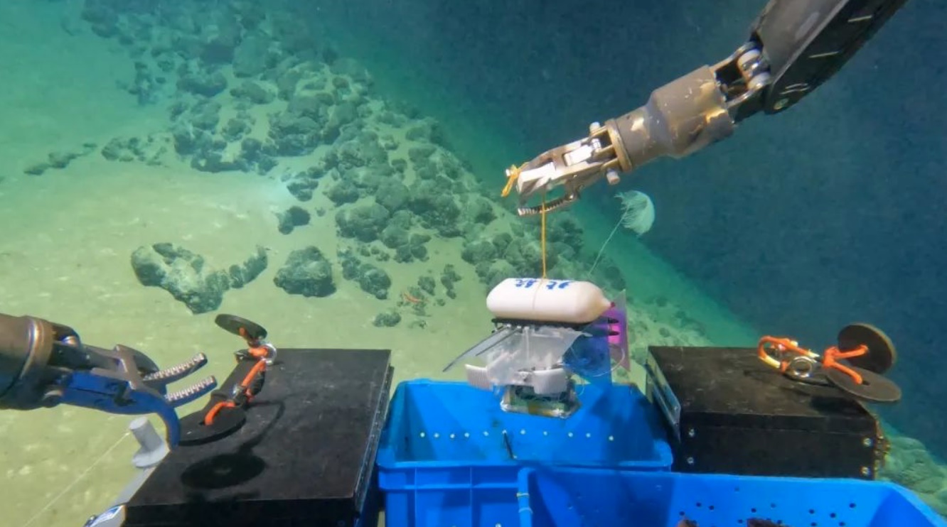 北航深海小型機(jī)器人在深海測試。校方供圖