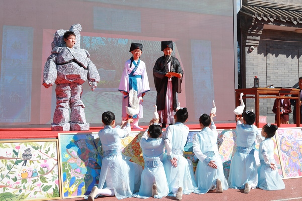 展覽開幕式上，府學(xué)學(xué)子上演情景劇《鵝池》。府學(xué)胡同小學(xué)供圖
