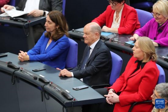 3月25日，在德國柏林，朔爾茨（中）出席新一屆德國聯(lián)邦議院首次全體會議。新華社記者 杜哲宇 攝