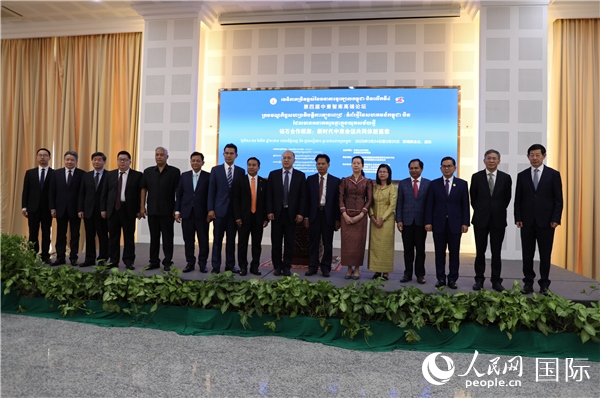 嘉賓合影。人民網(wǎng)記者 簡(jiǎn)承淵攝