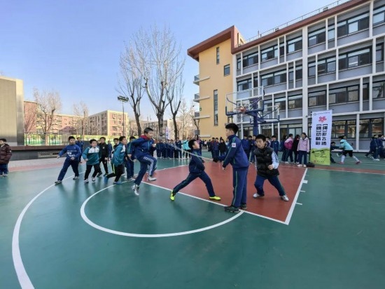 北京師范大學實驗小學開展跳繩比賽。