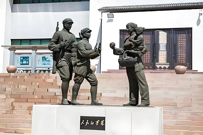 錦州蘋果廉政文化展覽館前的《人民的蘋果》主題雕塑。（由遼沈戰(zhàn)役紀(jì)念館供圖）