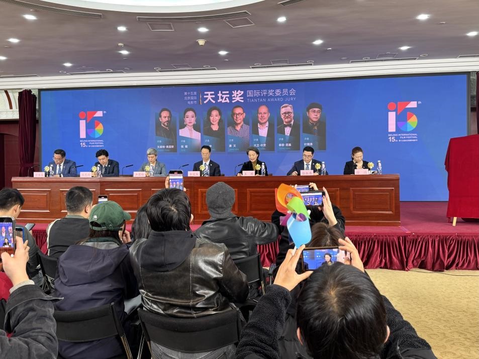 發(fā)布會(huì)現(xiàn)場公布本屆天壇獎(jiǎng)國際評委會(huì)陣容。人民網(wǎng)記者 劉微攝