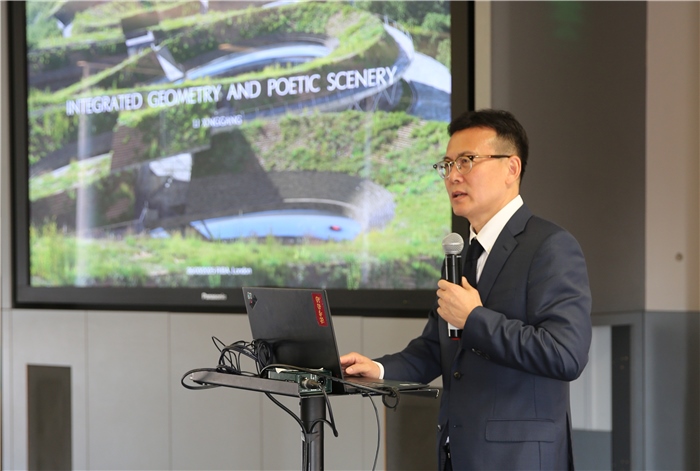 李興鋼院士做題為《勝景幾何》的主旨報(bào)告?；顒又鬓k方供圖