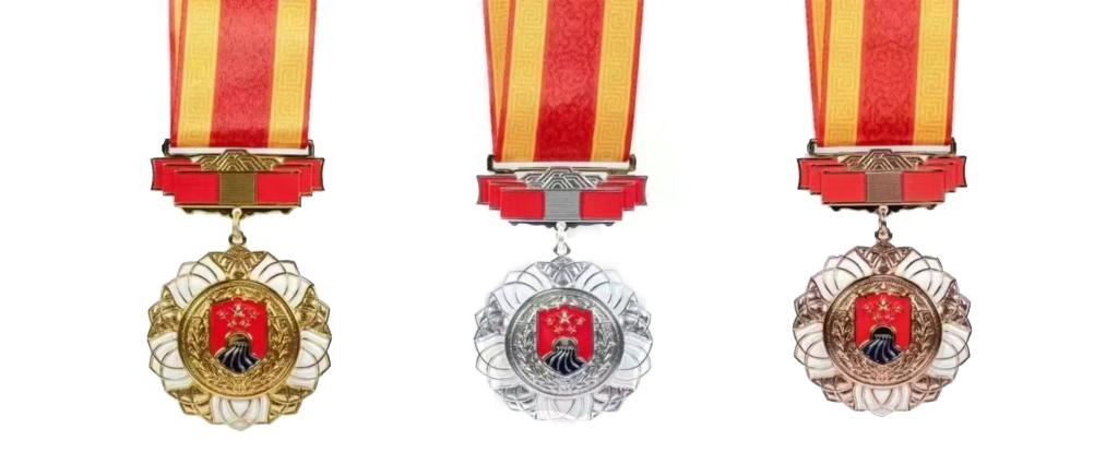 圖為戍守邊疆金質(zhì)、銀質(zhì)、銅質(zhì)紀(jì)念章。（國(guó)家移民管理局供圖）
