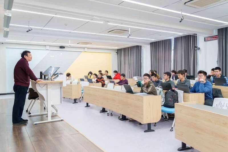 北航面向全校本科生開設(shè)《人工智能導(dǎo)論》通識(shí)必修課。校方供圖