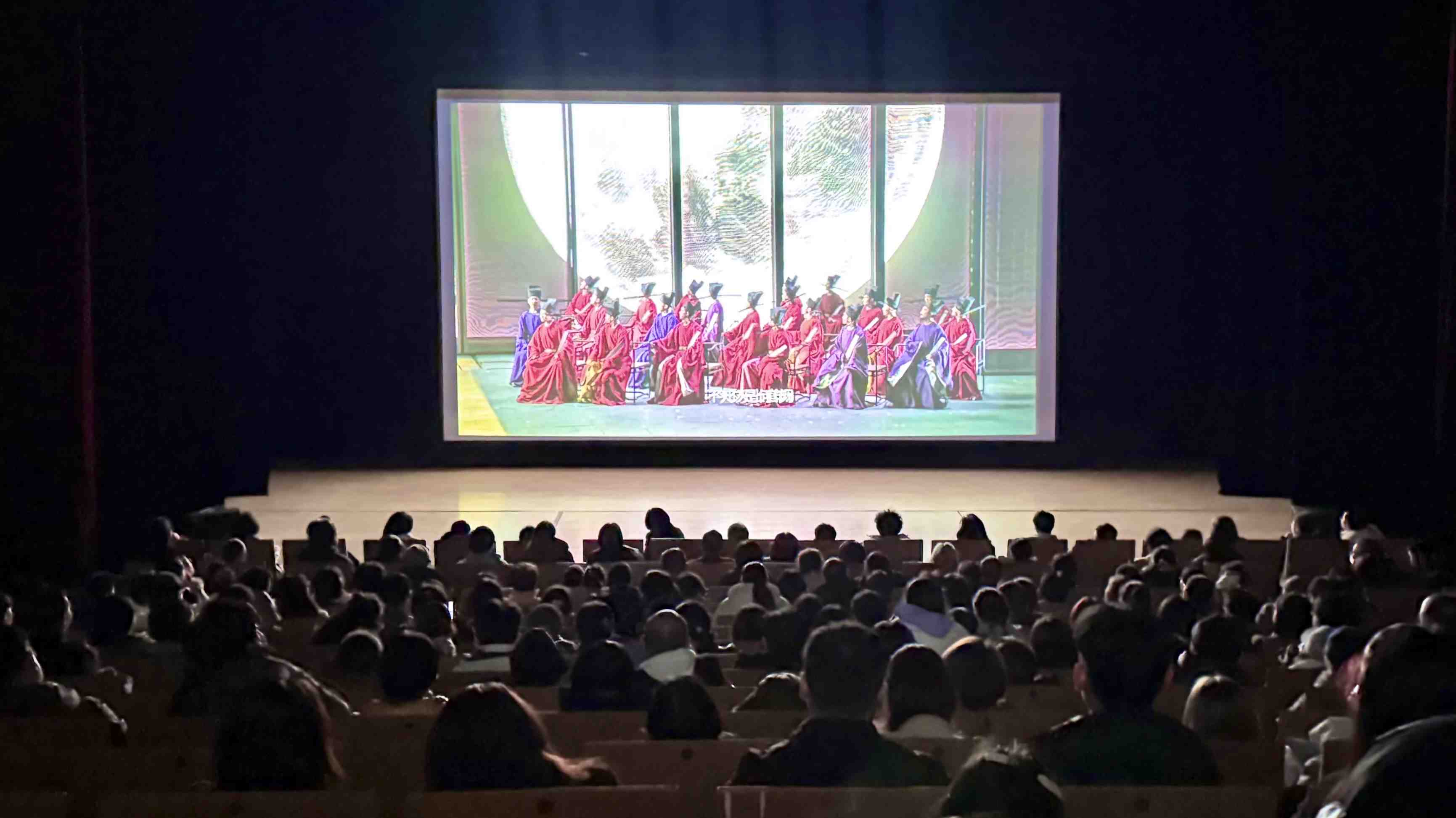 觀眾在哈爾濱大劇院欣賞《蘇堤春曉》。國(guó)話供圖