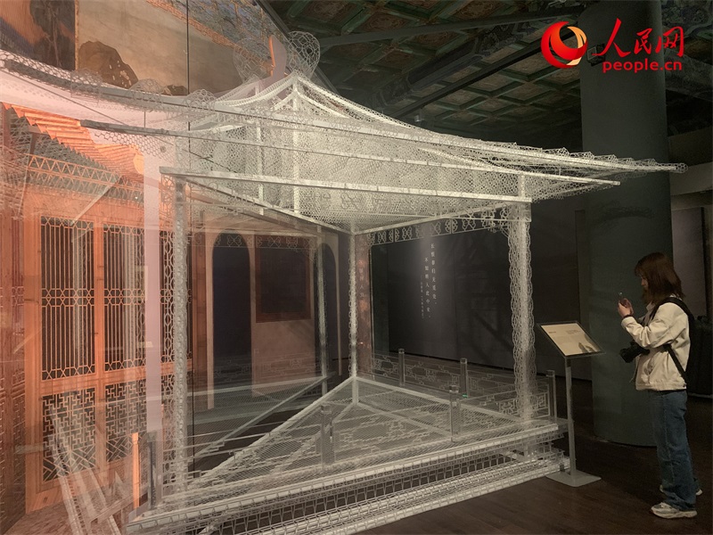 游客在故宮博物院參觀展覽。人民網(wǎng)記者 韋衍行攝